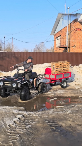 Квадроцикл с грузовым прицепом - помощник по хозяйству