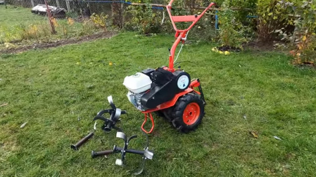 В комплекте фрезы, удлинители осей, сцепка