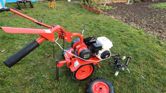 Два типа колес: надувные и цельно резиновые