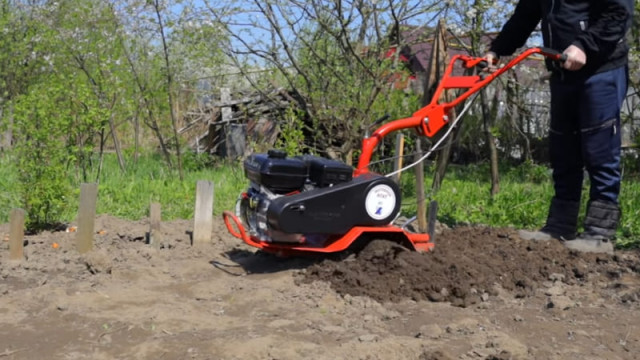 Отлично справляется с твердой почвой