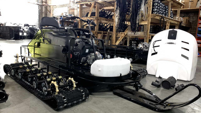 Белый капот с люком для заправки бака